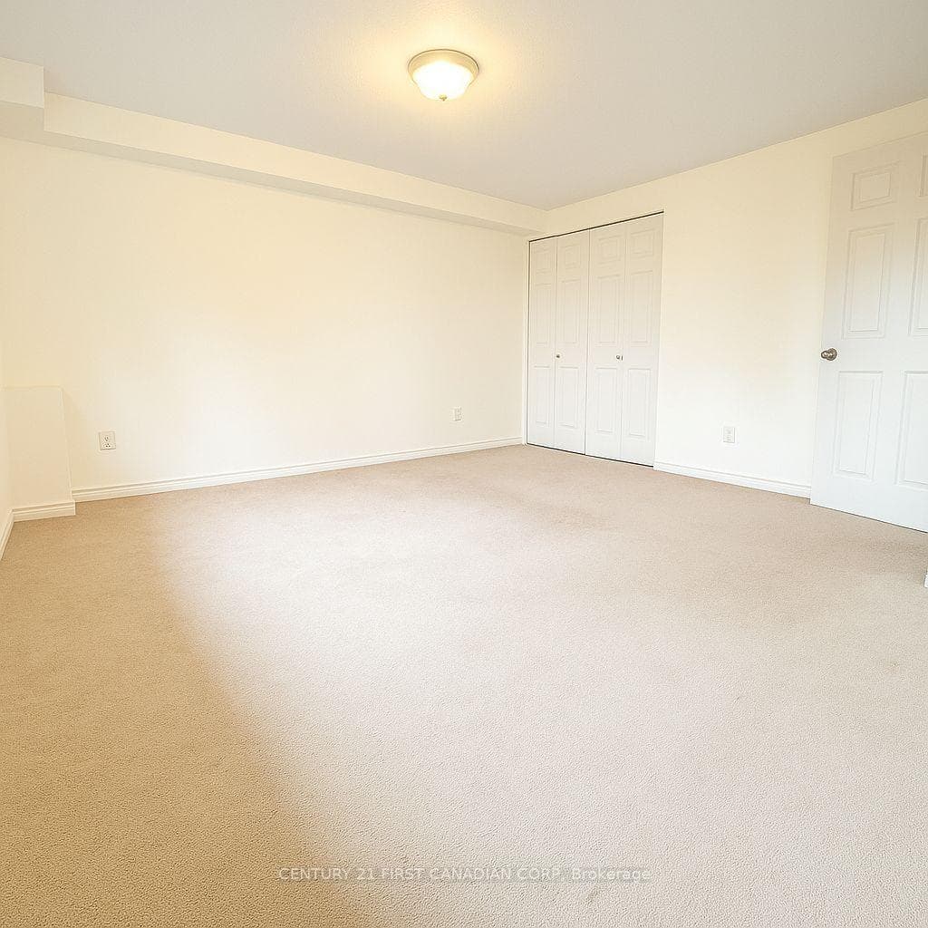 124 ARDSLEY Crescent photo 5