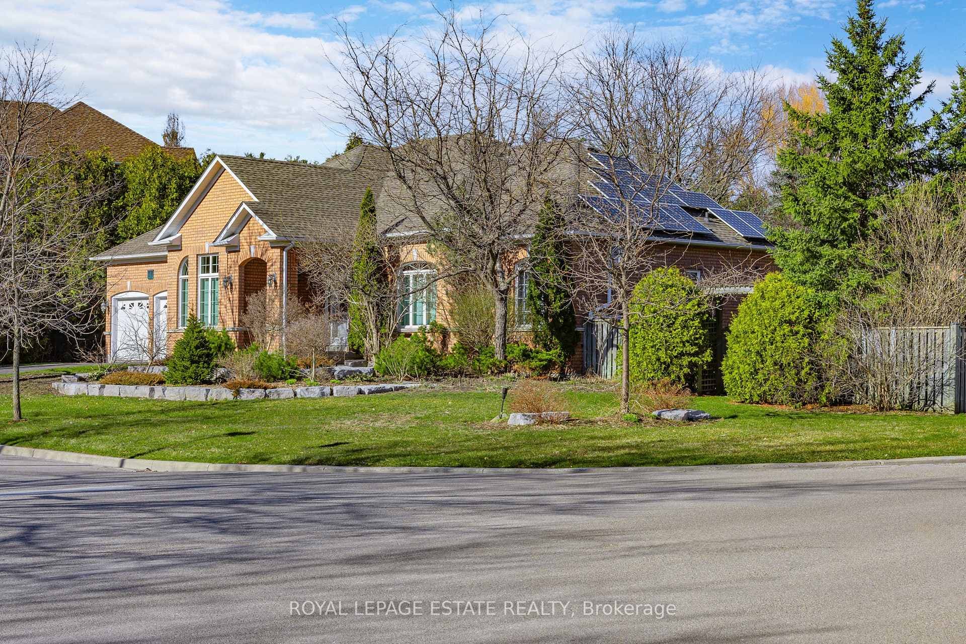 Fenced in yard, mature trees, privacy