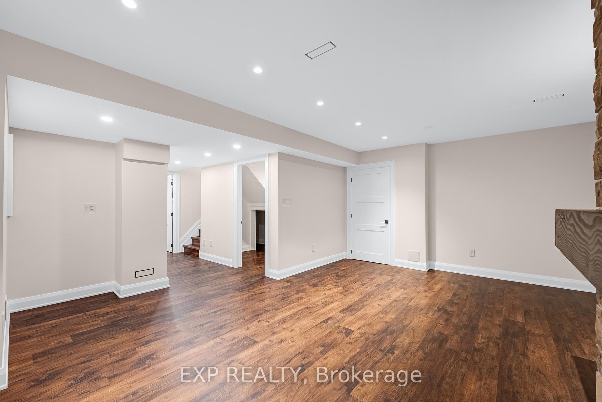 102 Juglans Crescent photo 33