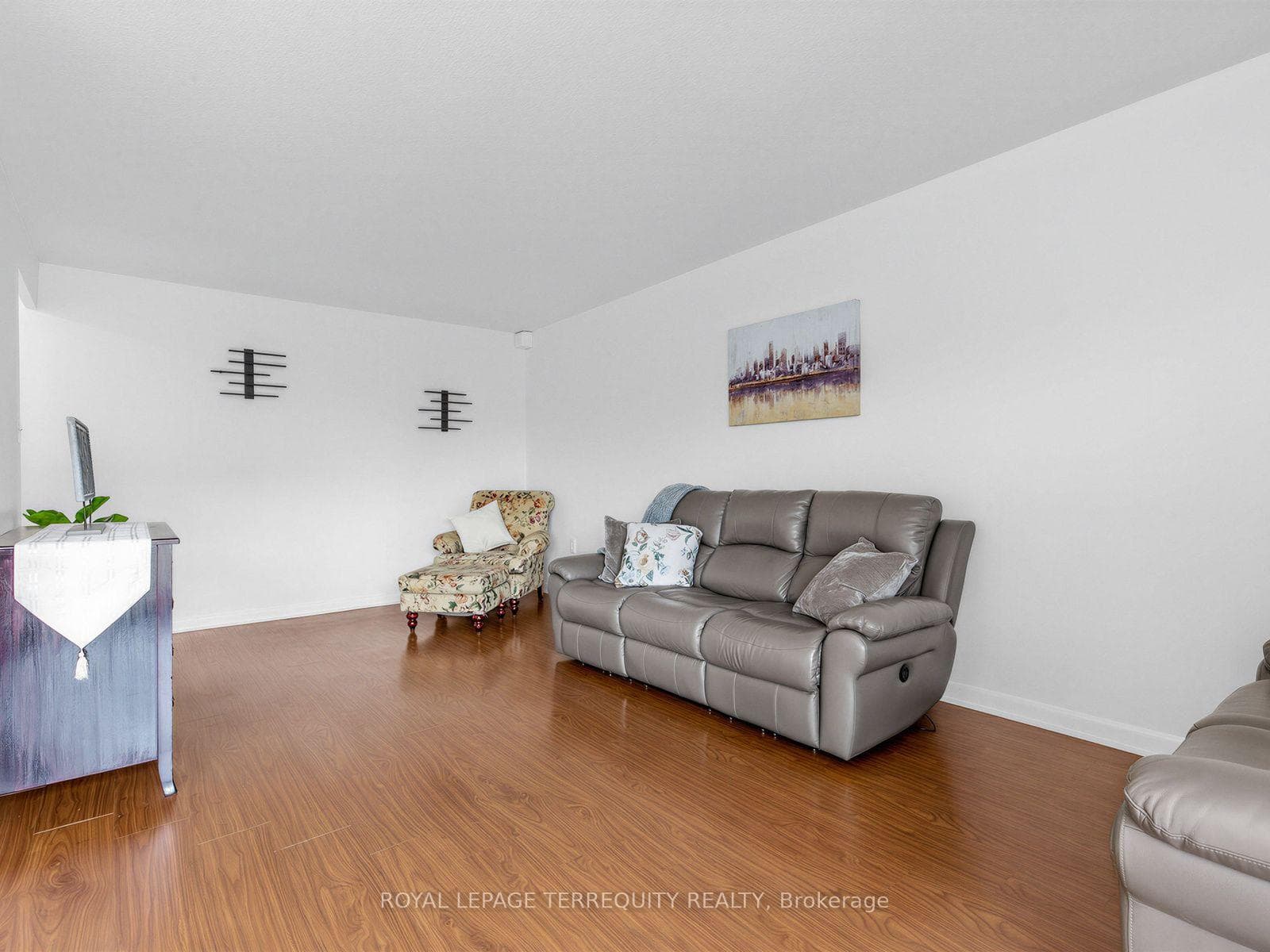 8 Kingsbridge Court Unit 404 photo 3