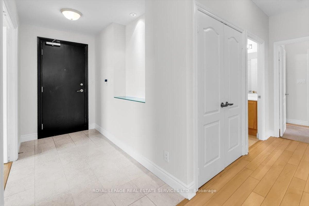 1105 Leslie Street Unit 906 photo 3