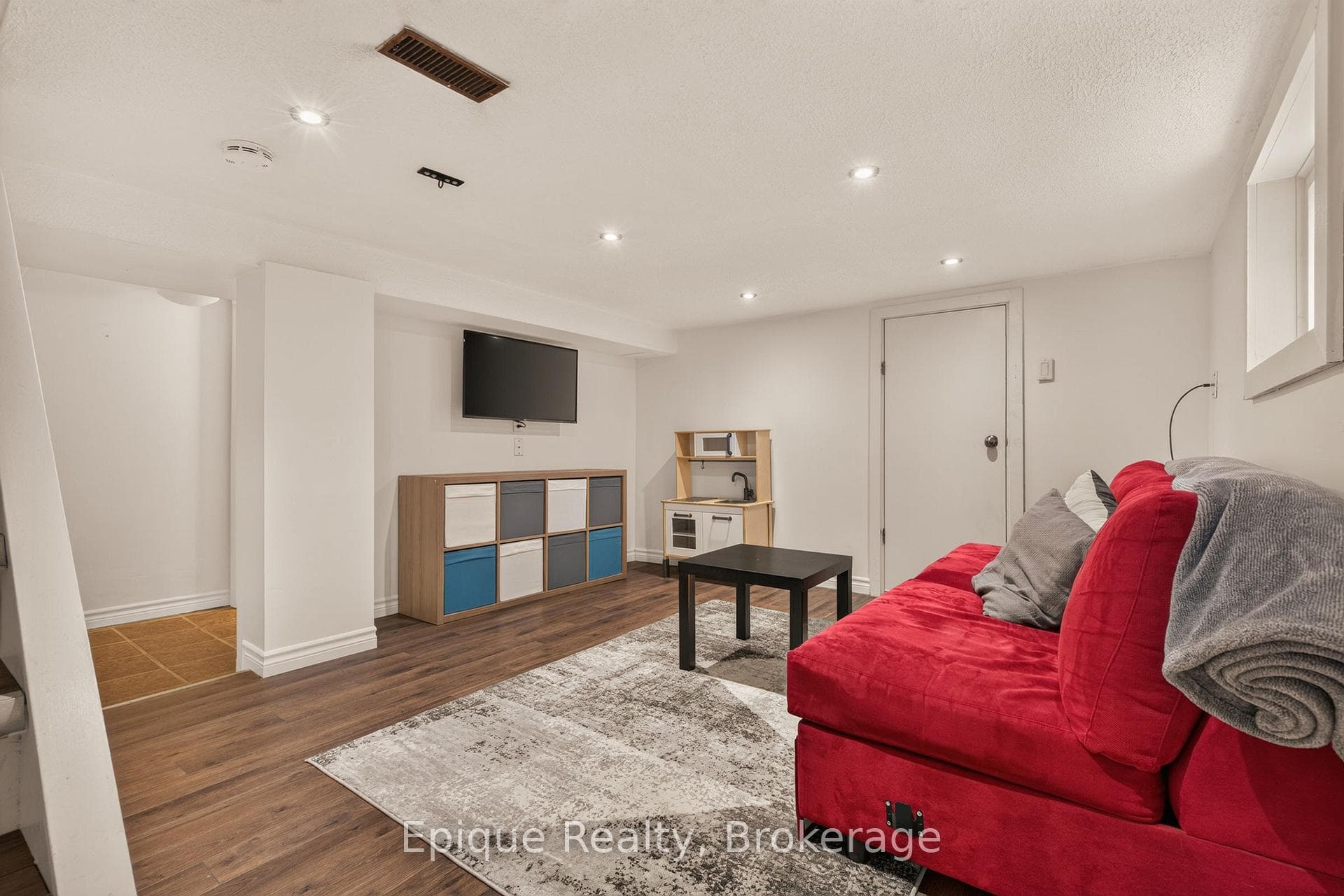 93 Graham Avenue photo 26