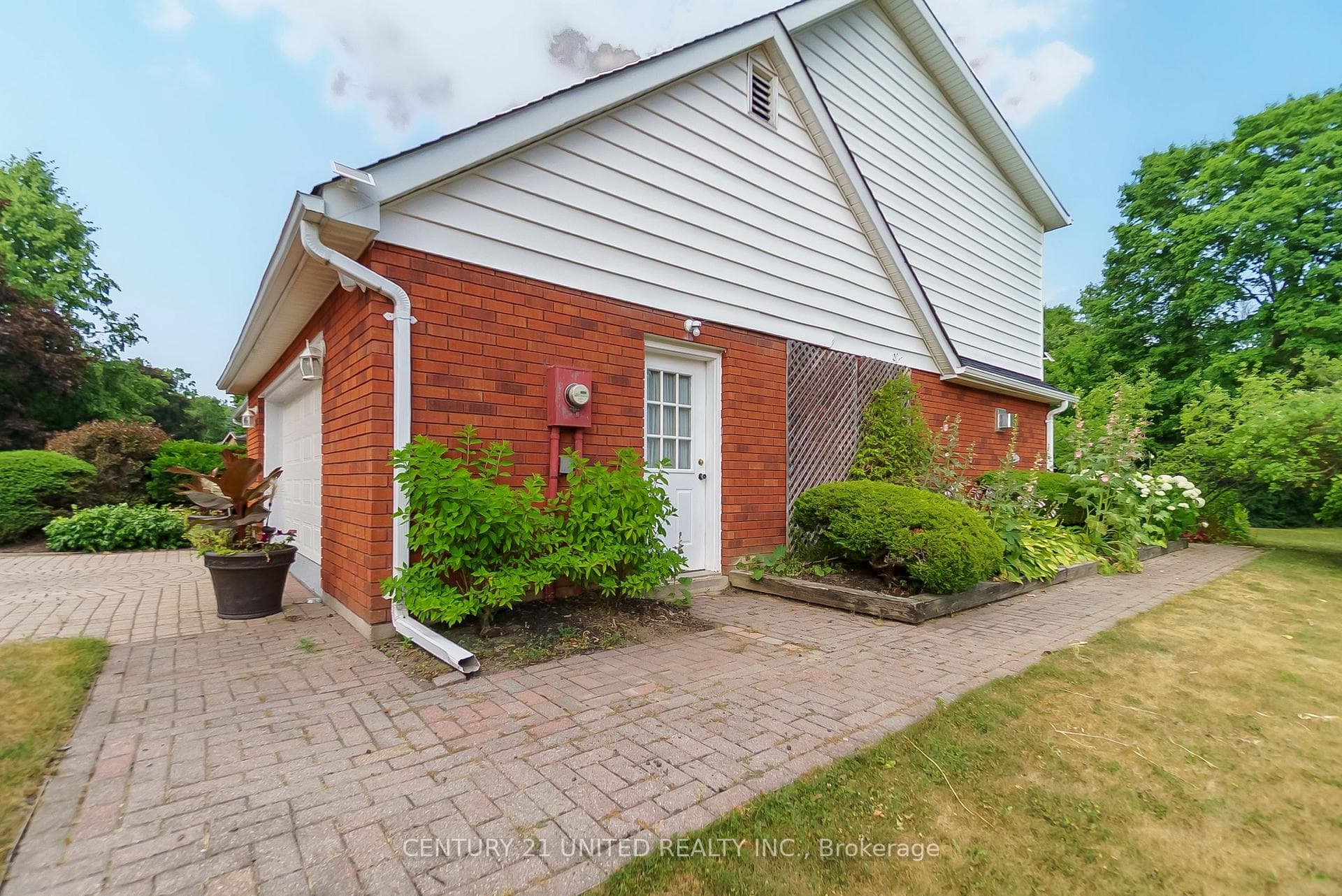 1656 Champlain Drive photo 42
