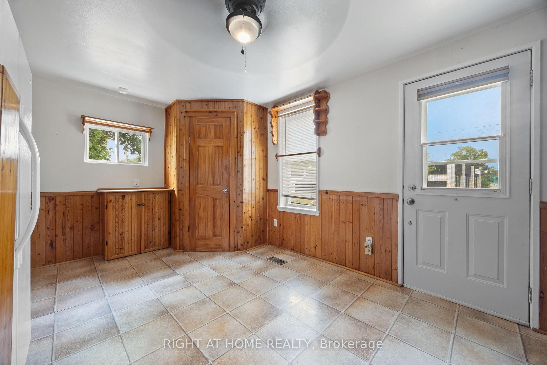 221 Samuelson Street photo 4