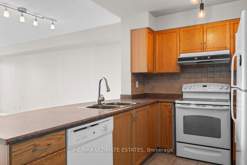 5500 Yonge Street Unit 1511 photo 9