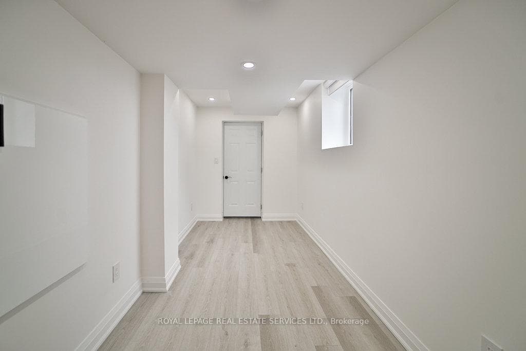 18 Valleybrook Drive photo 29