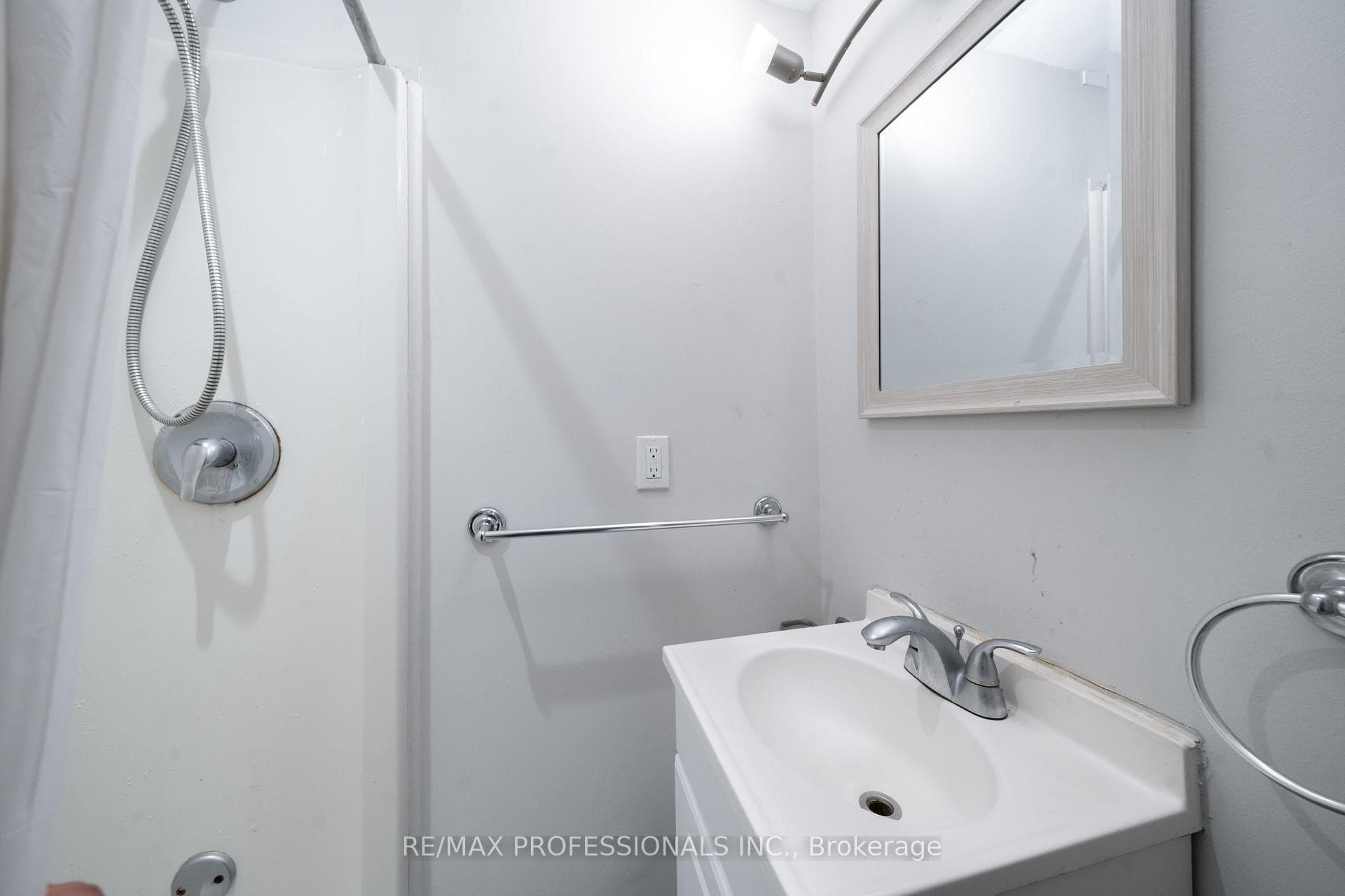 725 Pharmacy Avenue photo 29