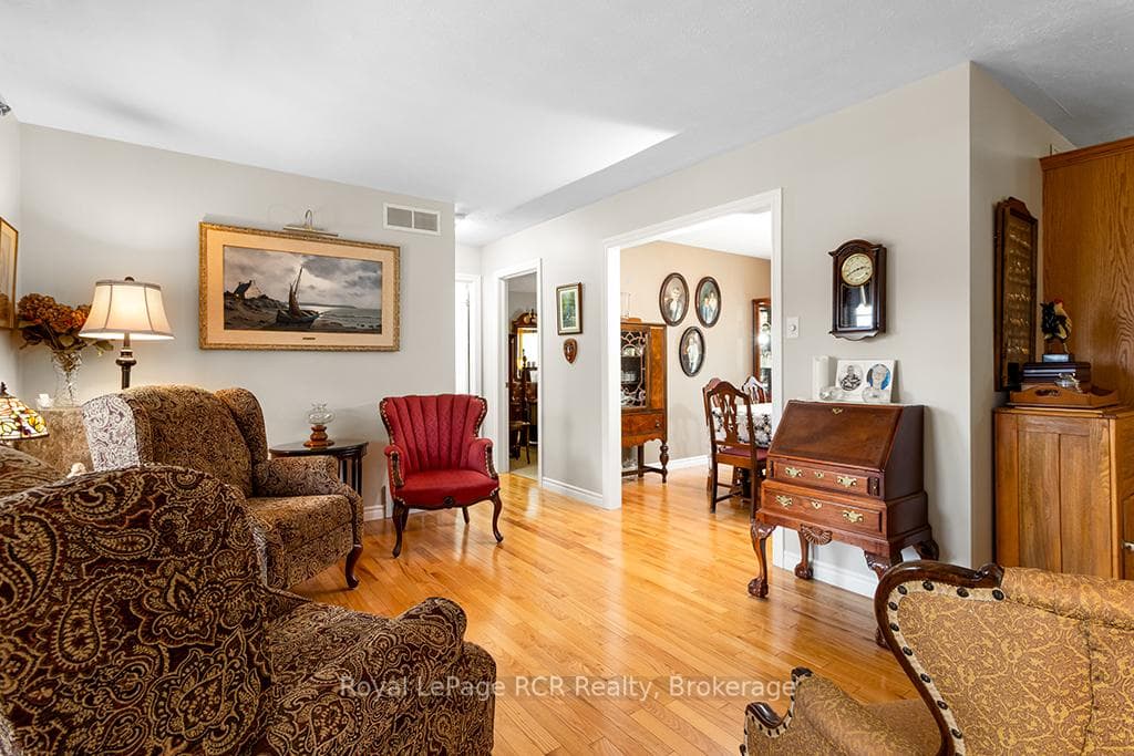 107 MAPLE RIDGE Crescent photo 11