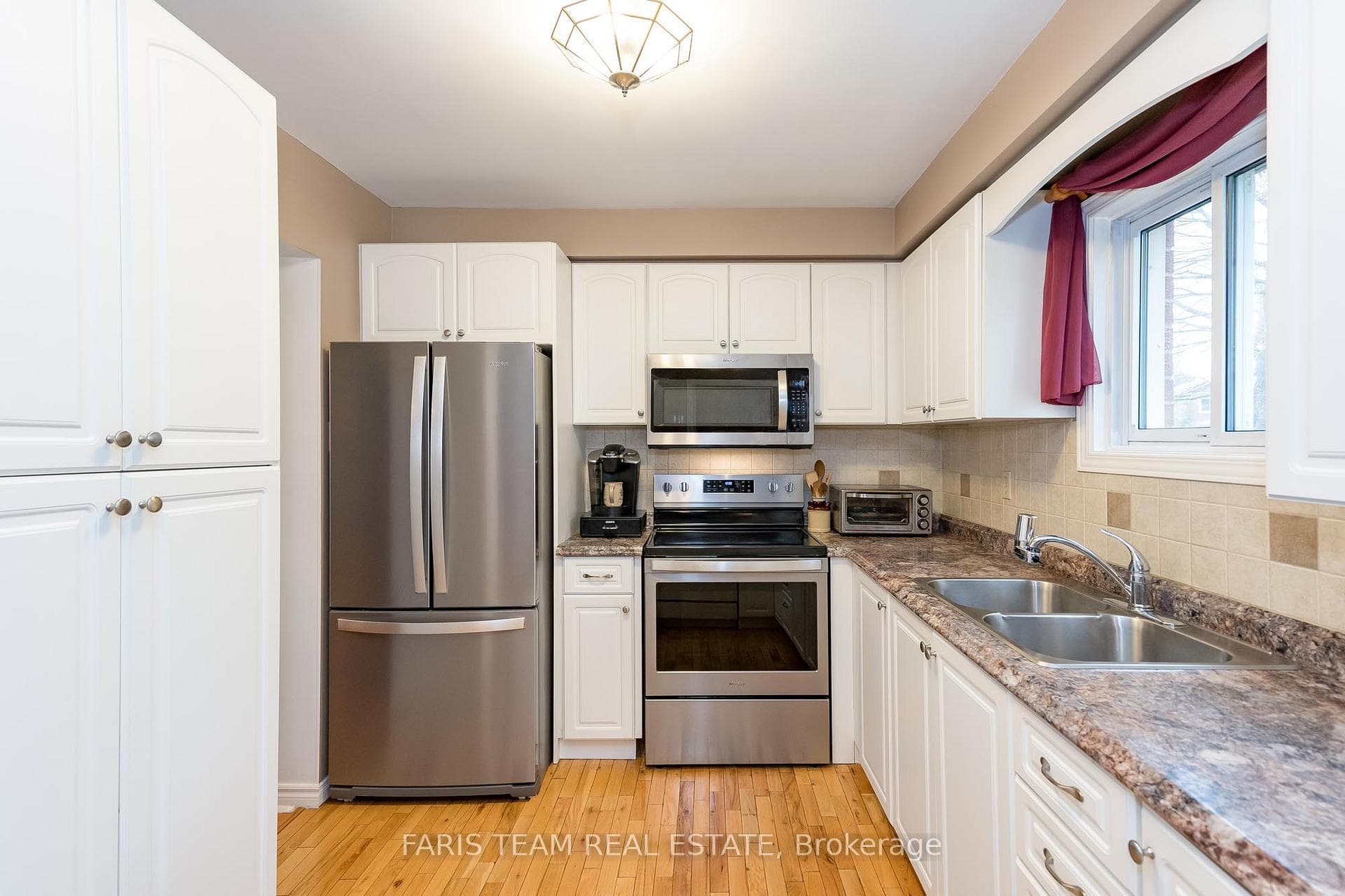 Eat-in kitchen featuring peninsula island