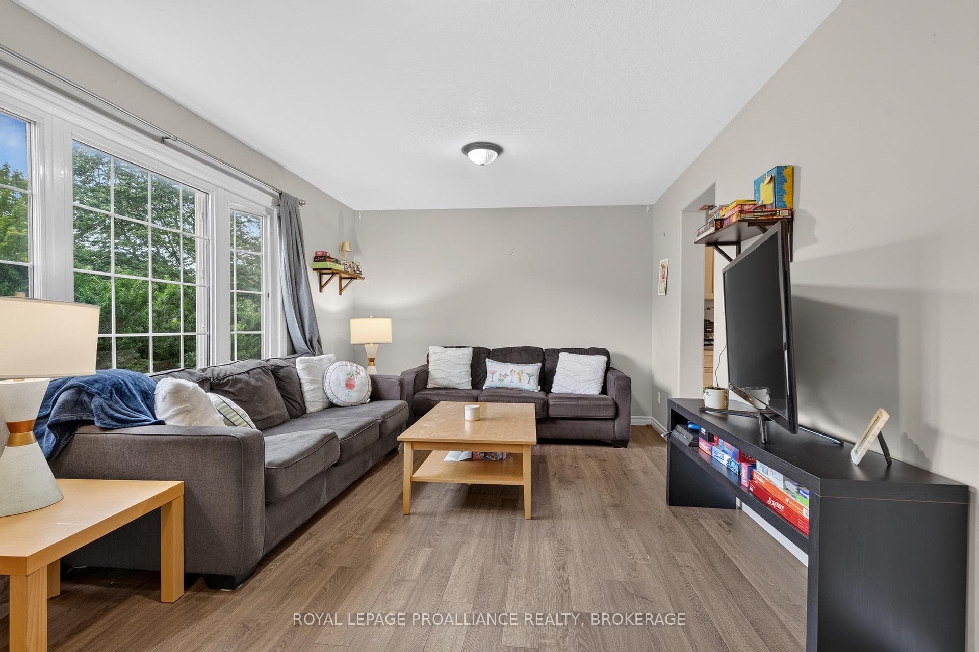 251 Yonge Street photo 8