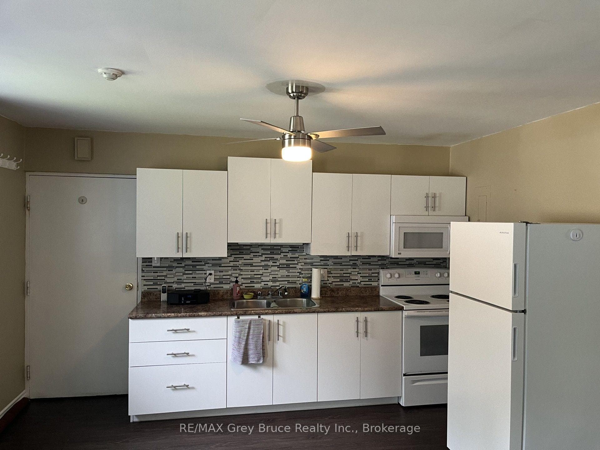 496 Elizabeth Street Unit 2 photo 3