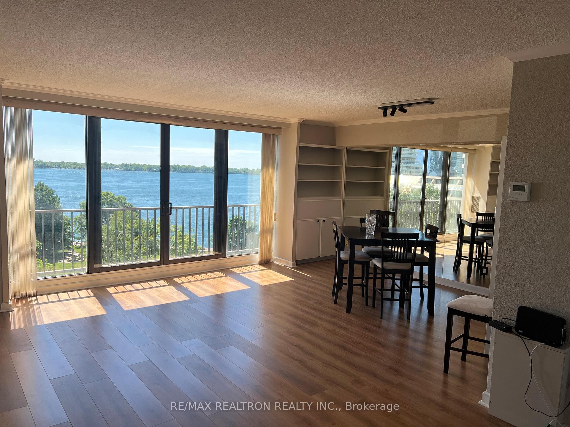 33 Harbour Square Unit 816 photo 2