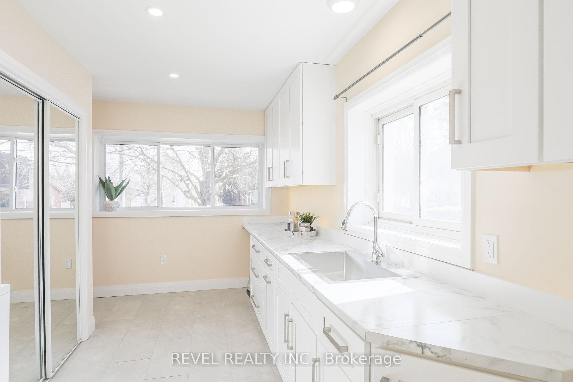 75 Adelaide Street photo 25