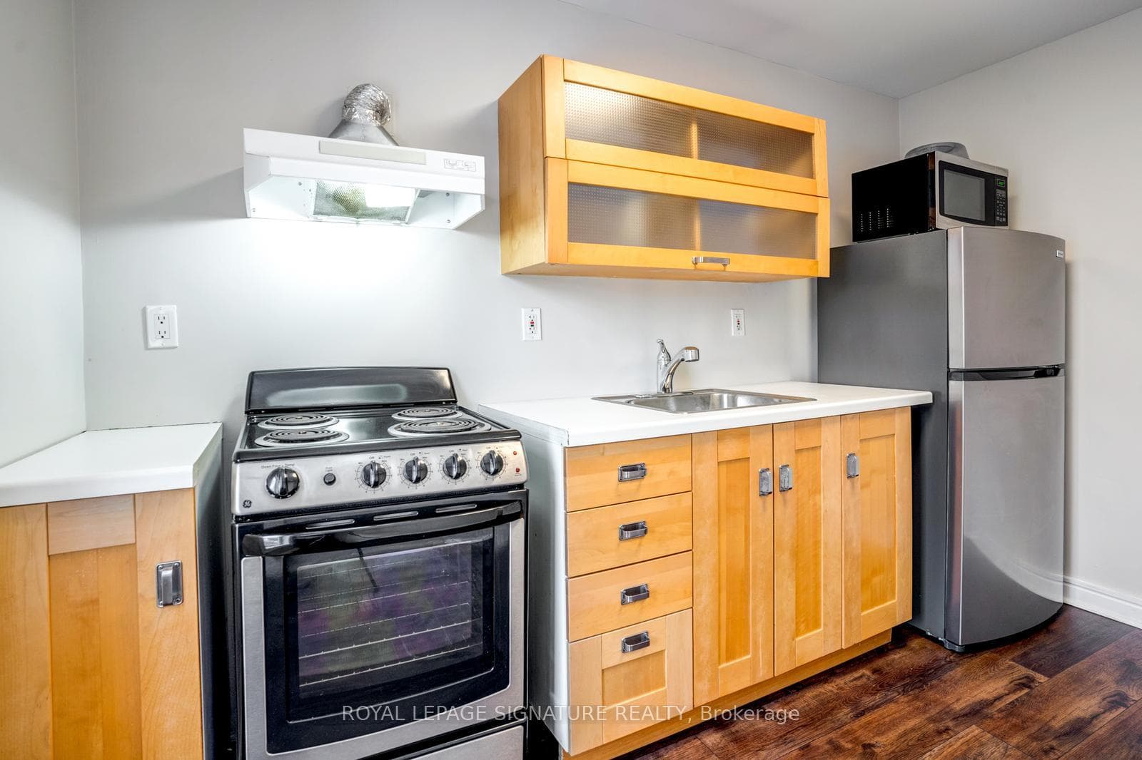 689 Pape Avenue Unit Upper photo 6