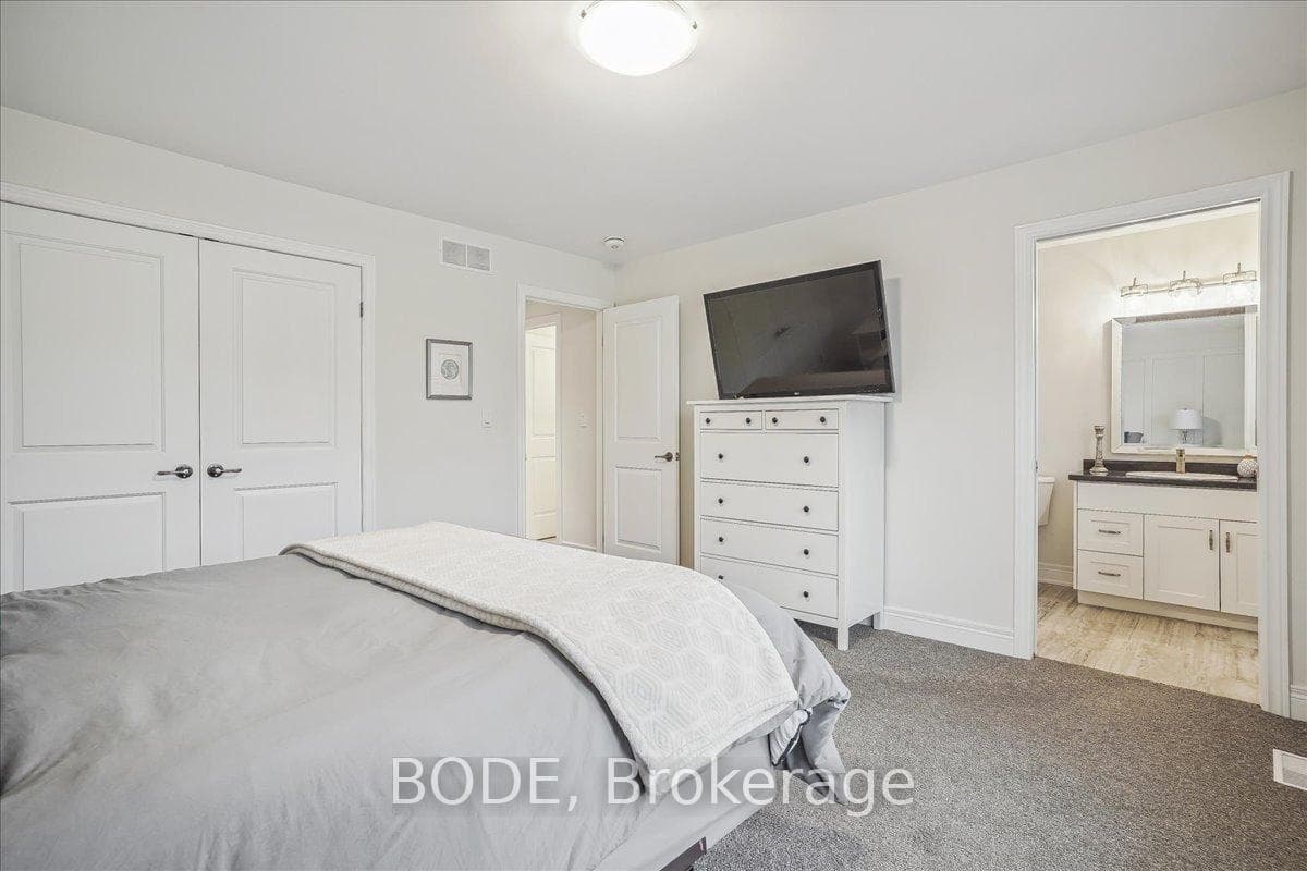 215 Oak Street photo 21