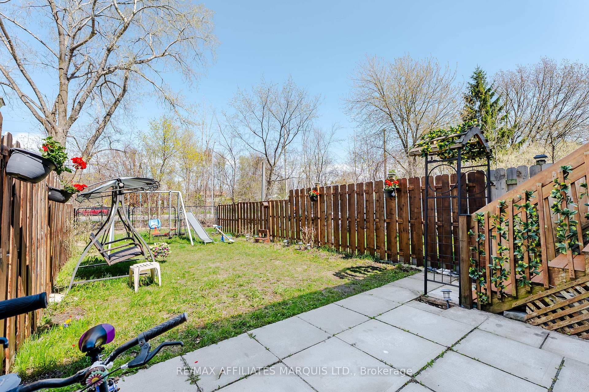 812 Glengarry Boulevard photo 41