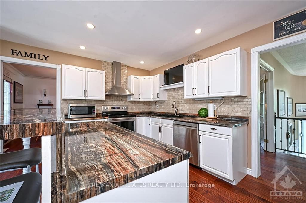 428 QUEEN Street photo 8