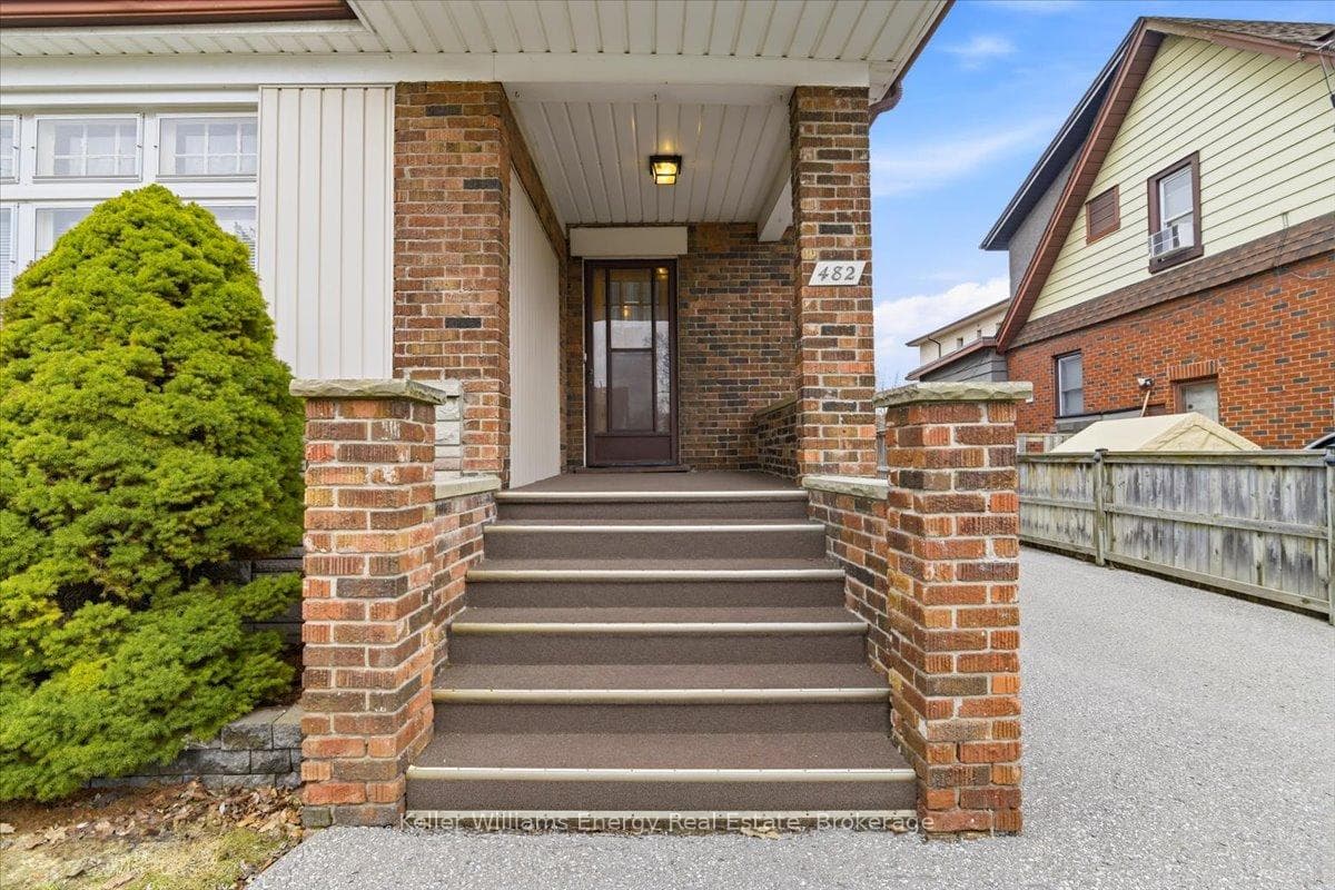 482 Simcoe Street photo 3