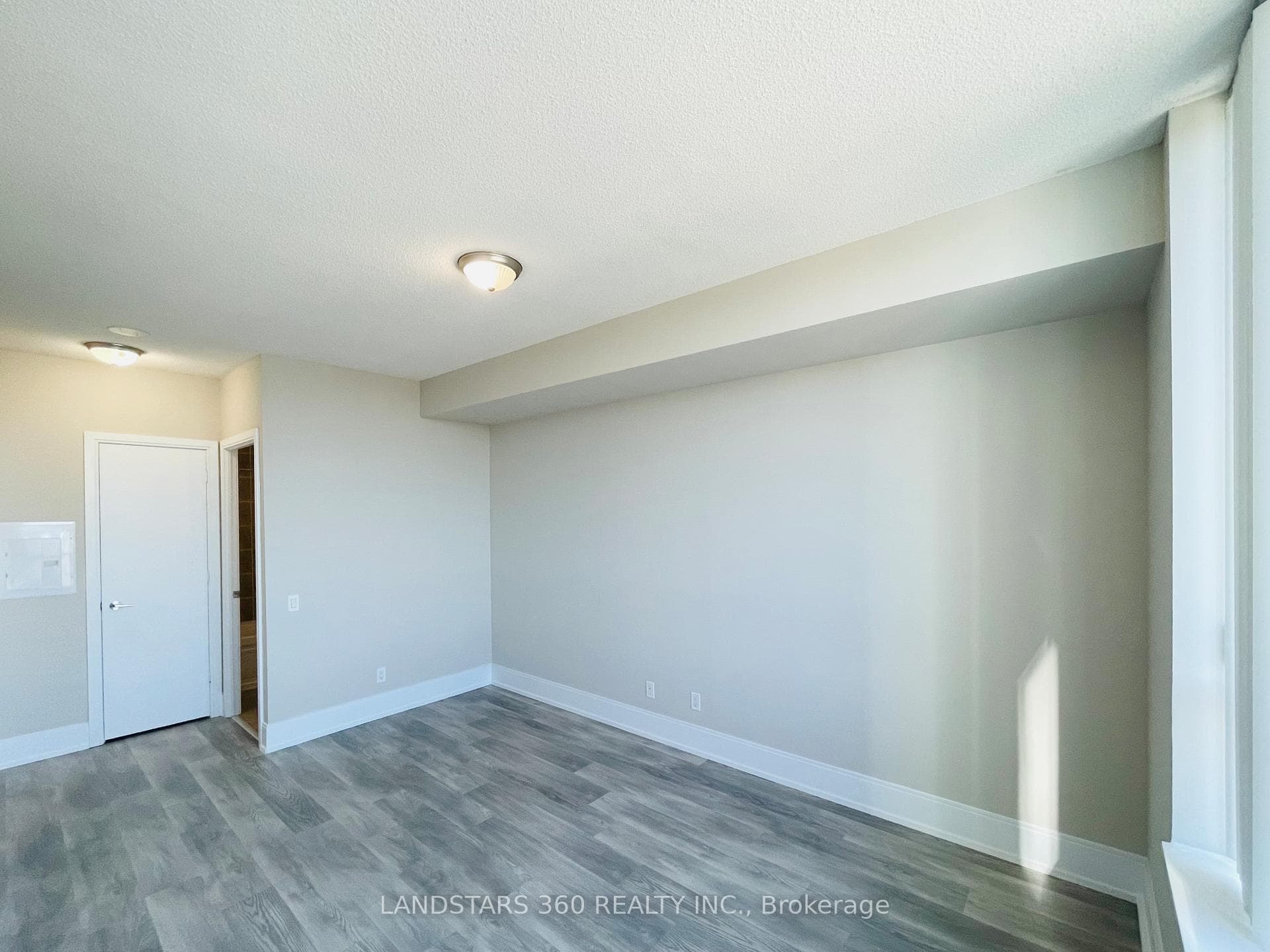 MBR w/walk-in closet & Ensuite Bathroom