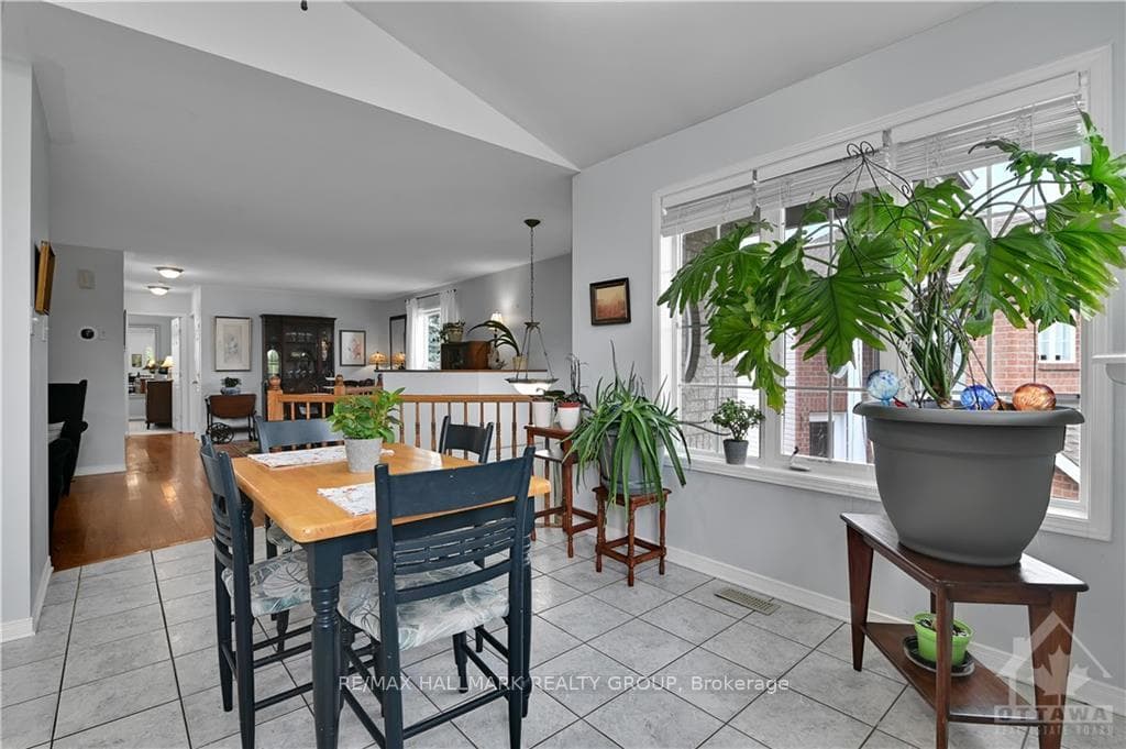 150 CASTLE GLEN Crescent photo 6