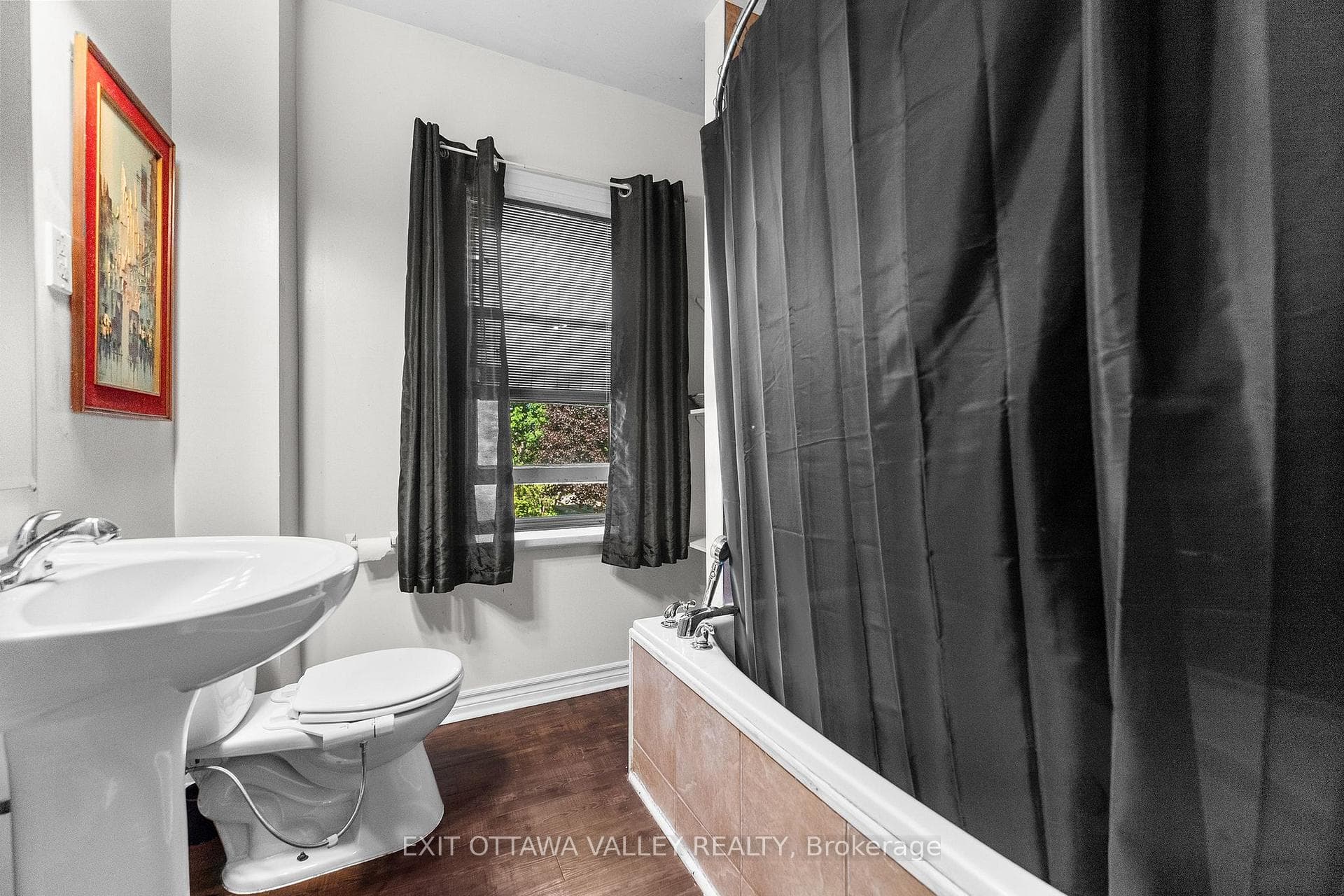 Bathroom in 285