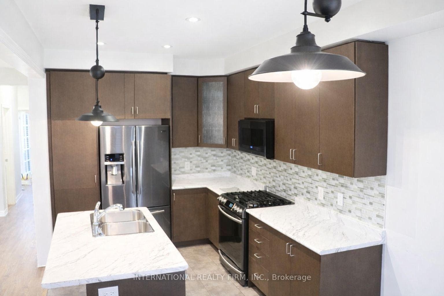 1477 Pratt Heights photo 4