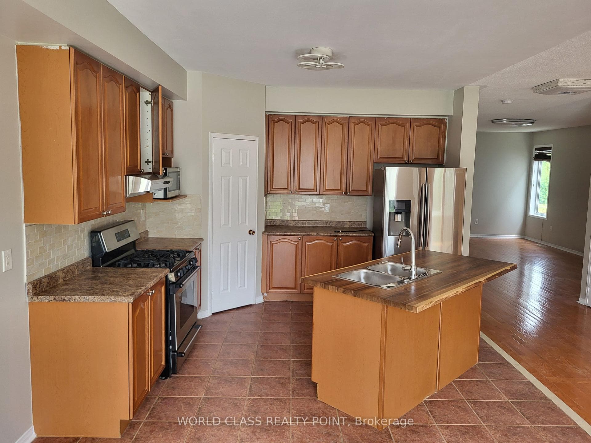 77 Robert Attersley Drive photo 9