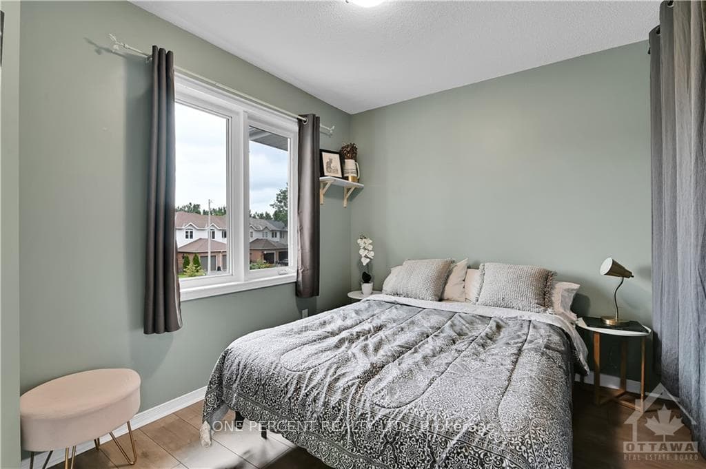 468 LAWLER Crescent photo 22