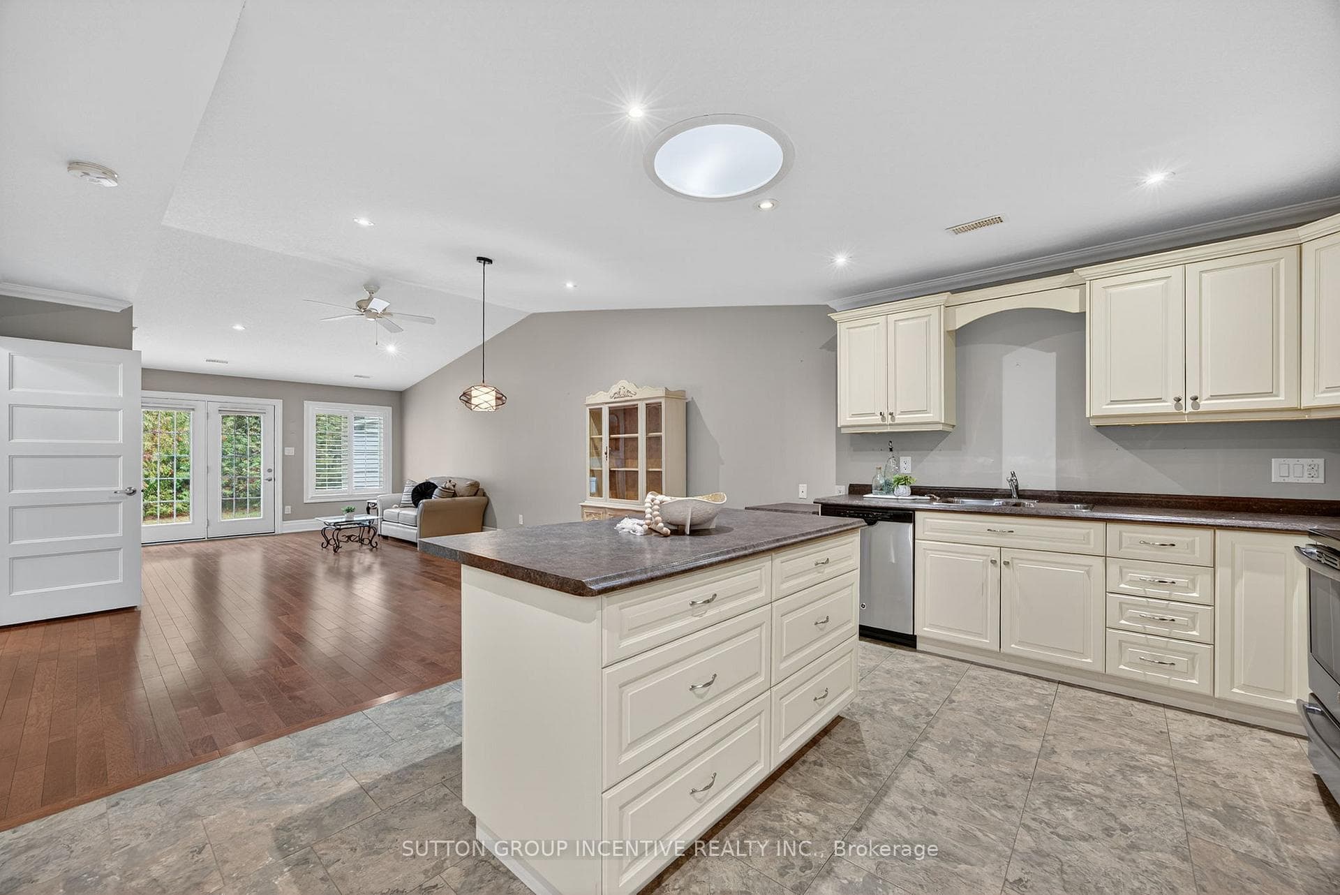53 Clover Crescent photo 5