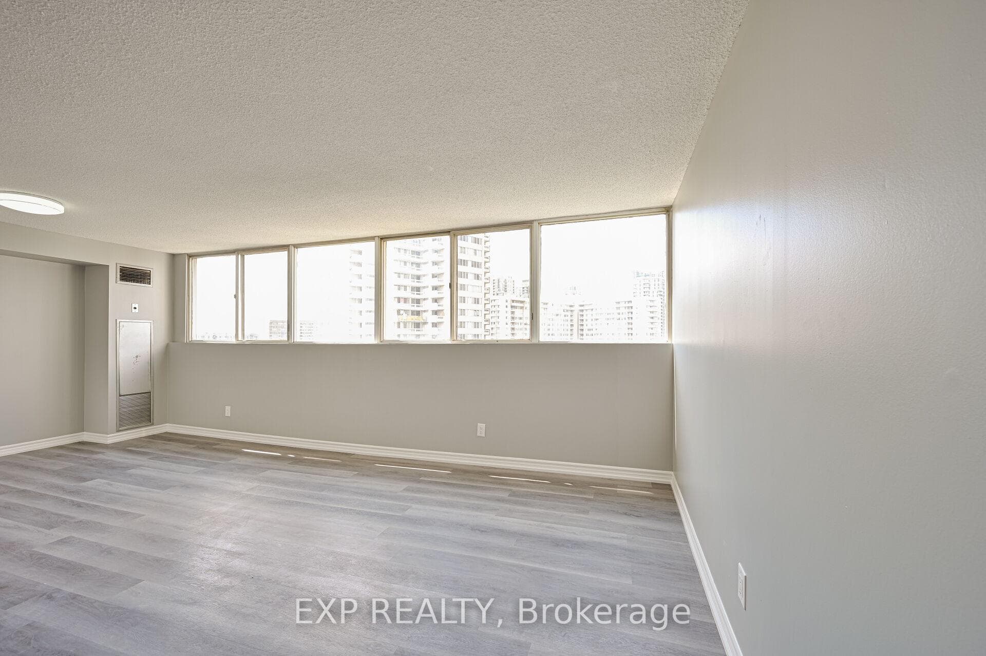3695 Kaneff Crescent Unit 1404 photo 13