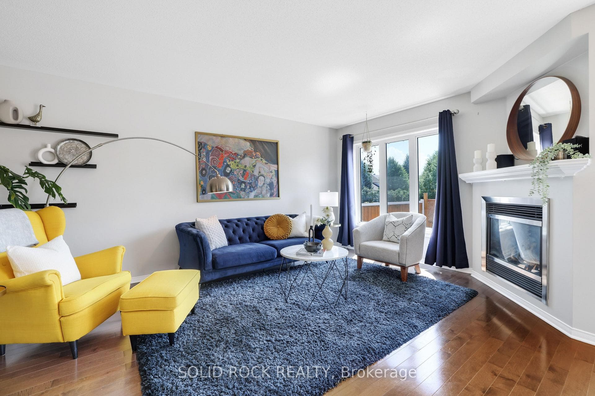 Bright living room w/gas fireplace