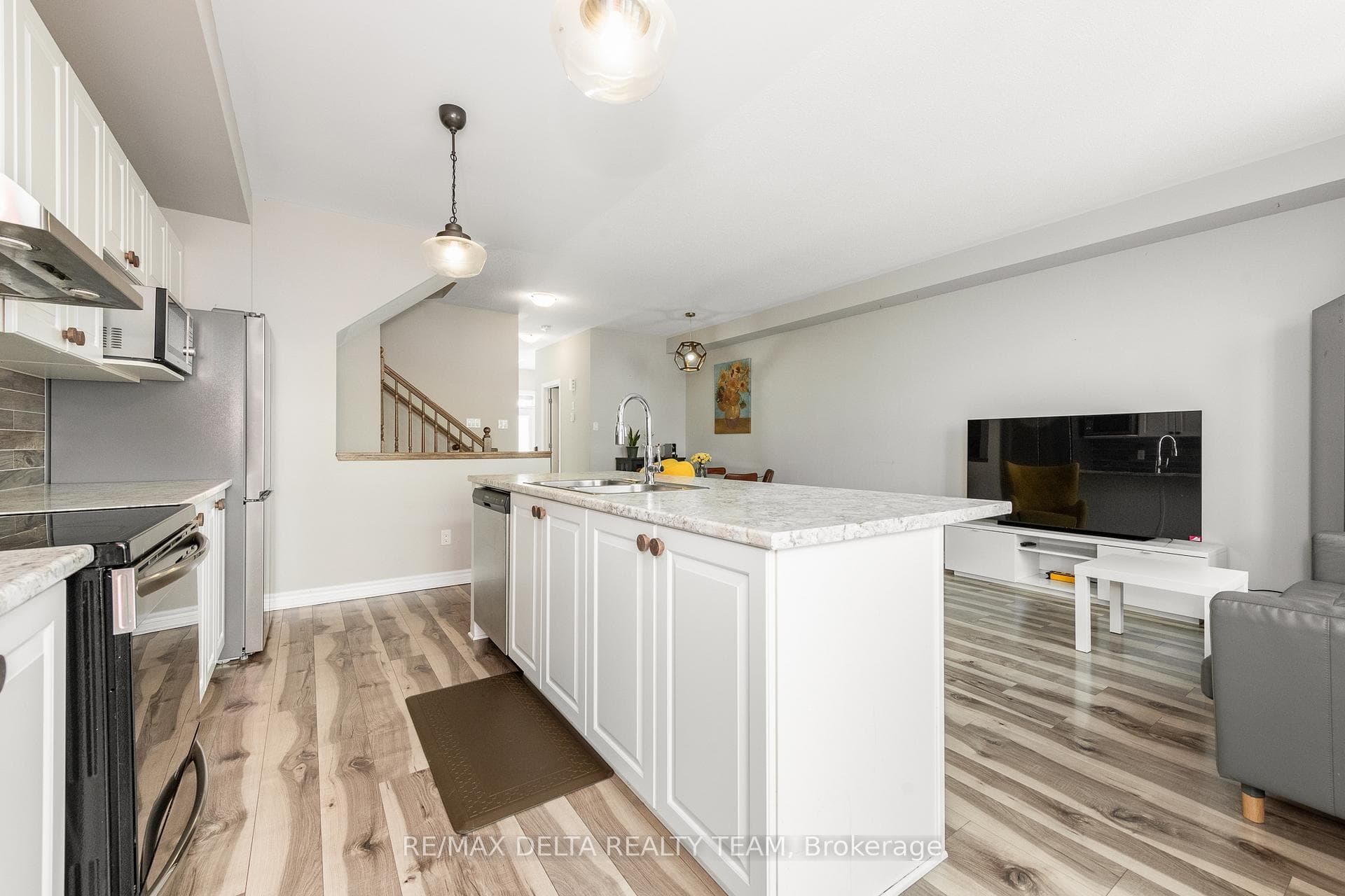 553 Hyssop Street photo 10