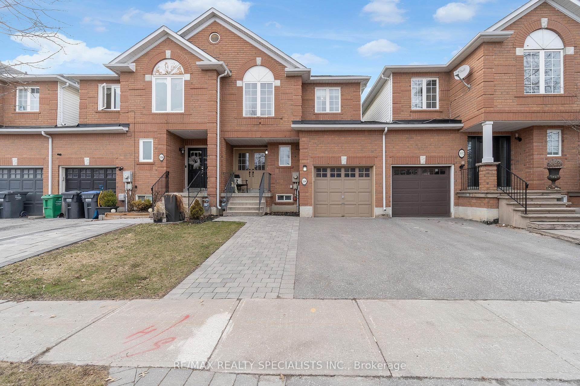 104 Hanton Crescent photo 1