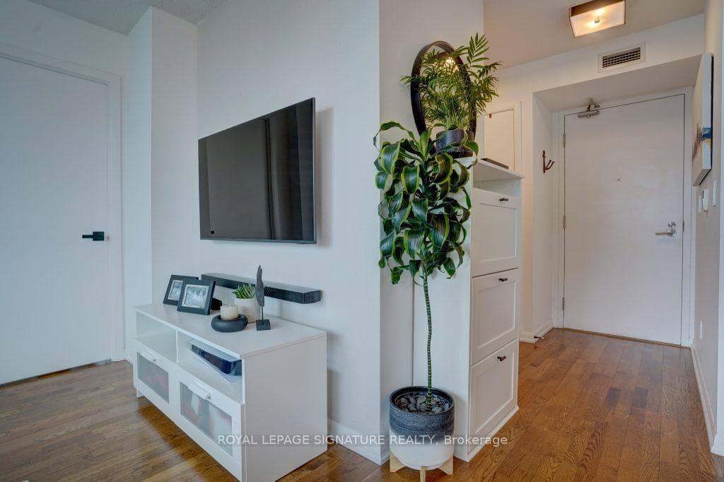 215 Fort York Boulevard Unit 1611 photo 3