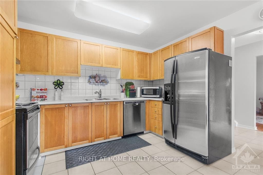 571 EASTVALE Drive photo 6