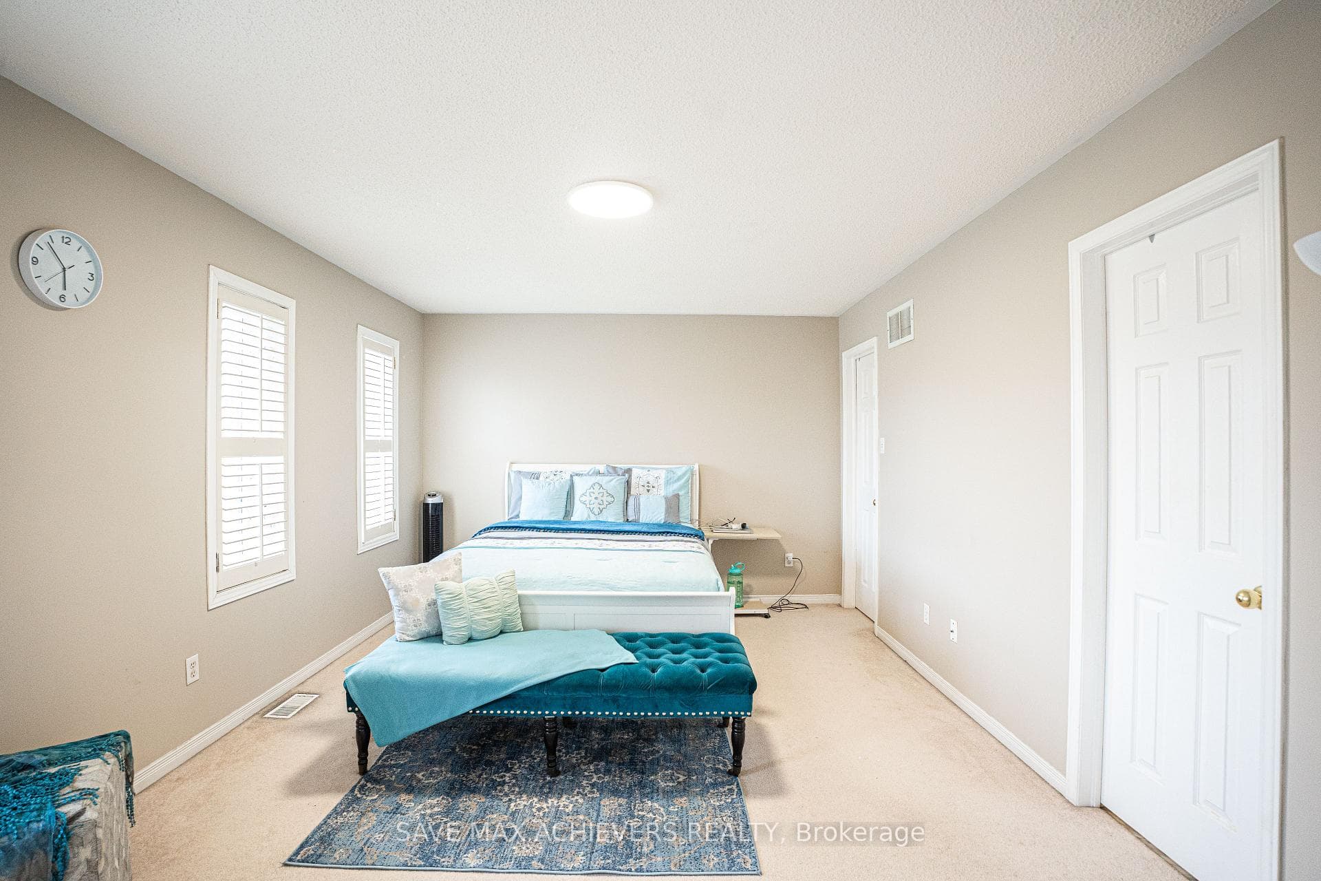 3220 Equestrian Crescent photo 12