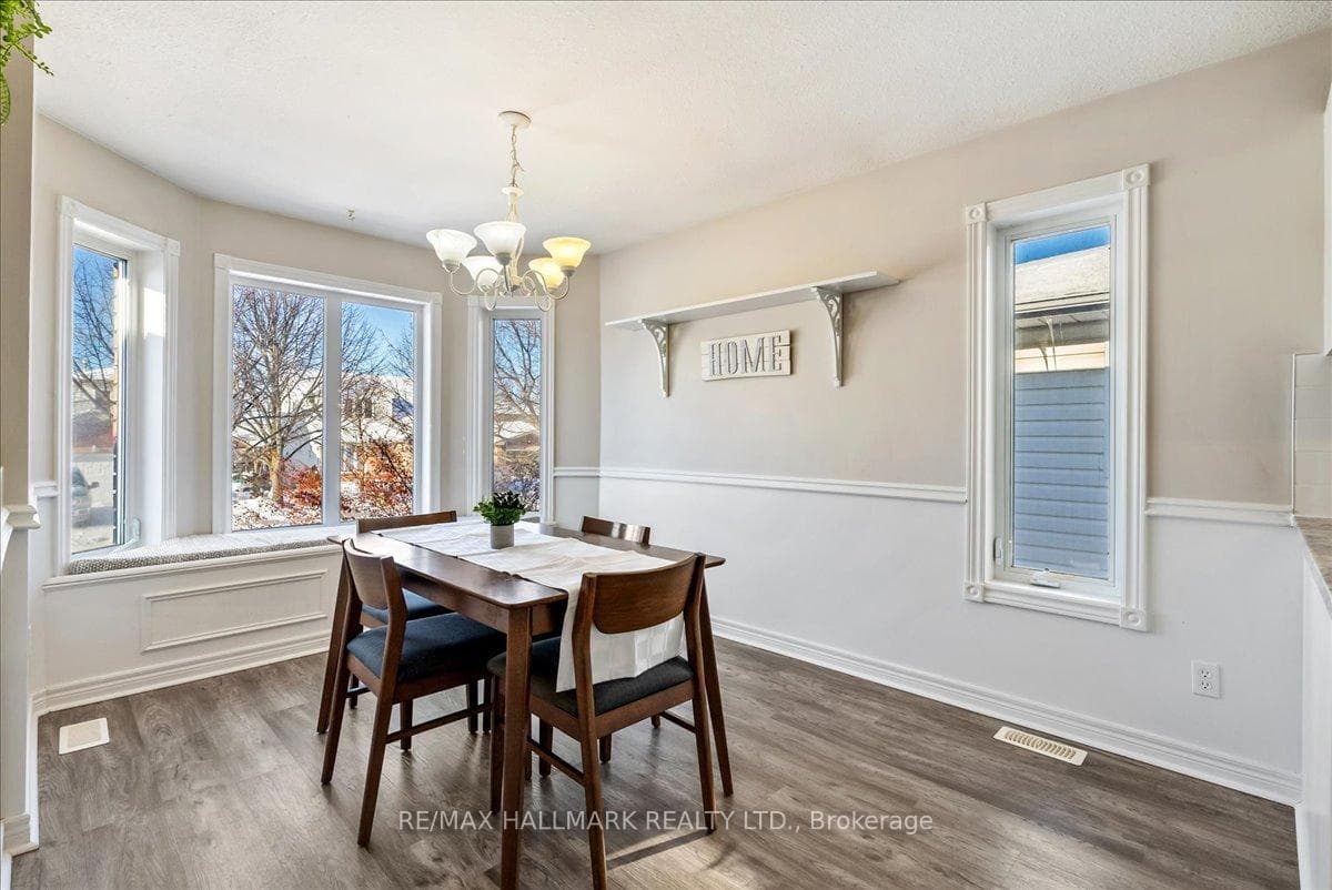 61 Downing Crescent photo 2