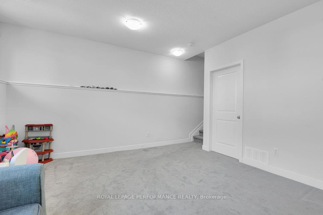 30 WHITCOMB Crescent photo 29