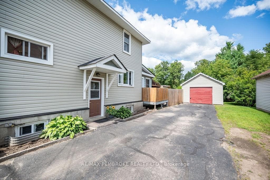 3301 PETAWAWA Boulevard photo 2
