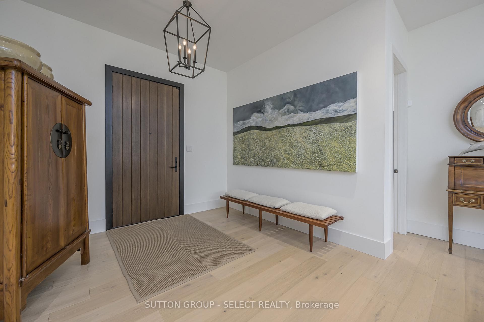 Beautiful white oak hardwood throughout