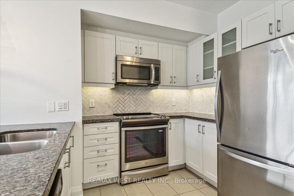 130 Raglan Avenue Unit 13 photo 5