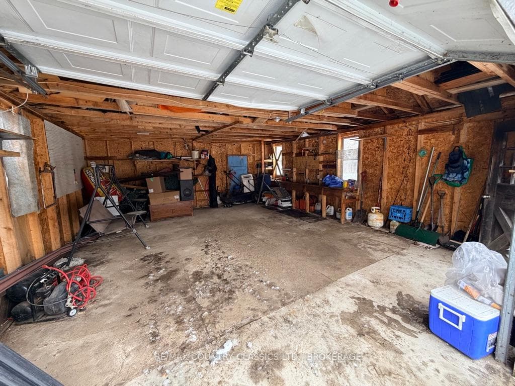 Detached garage - lots of space