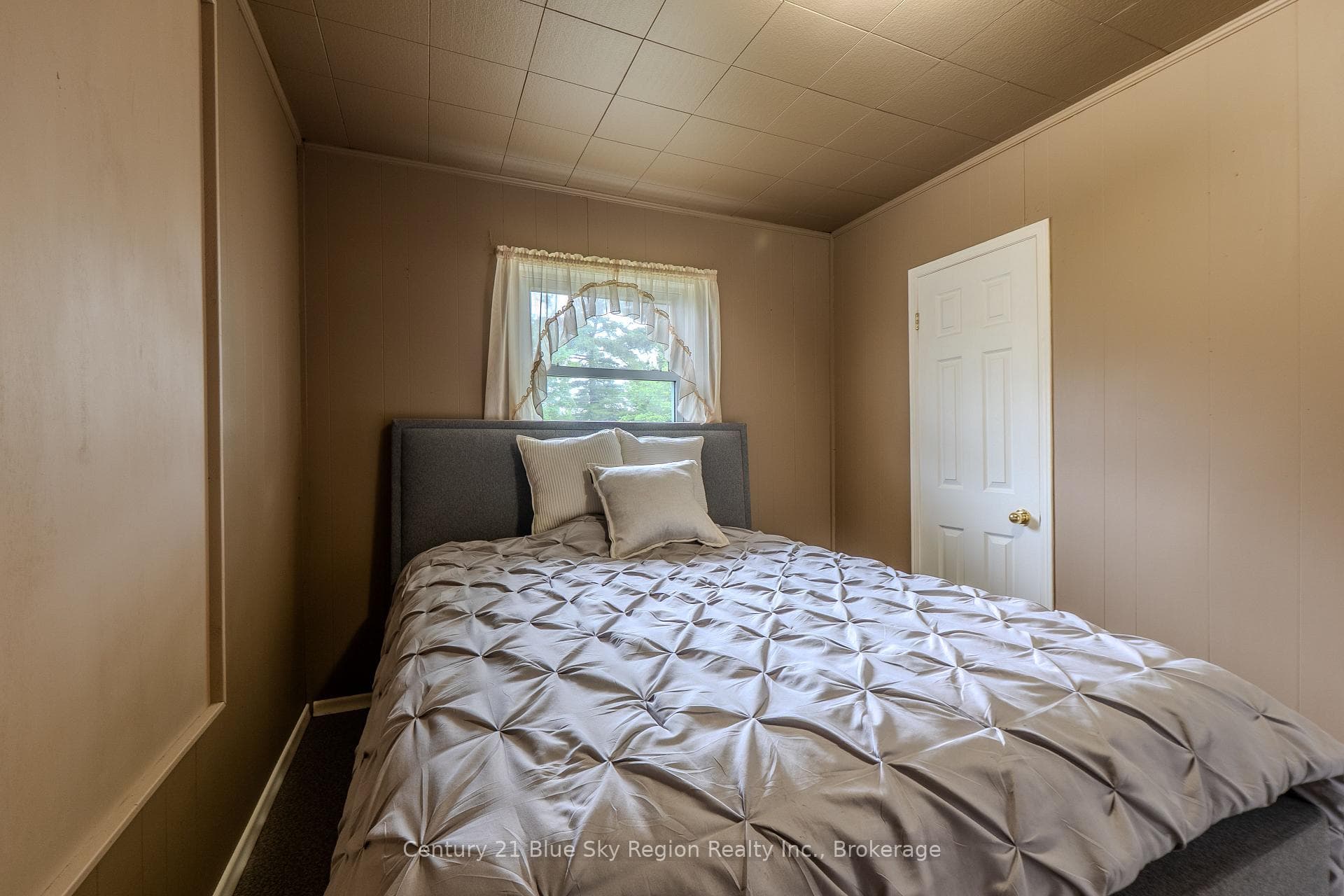 144 Collins Drive photo 21
