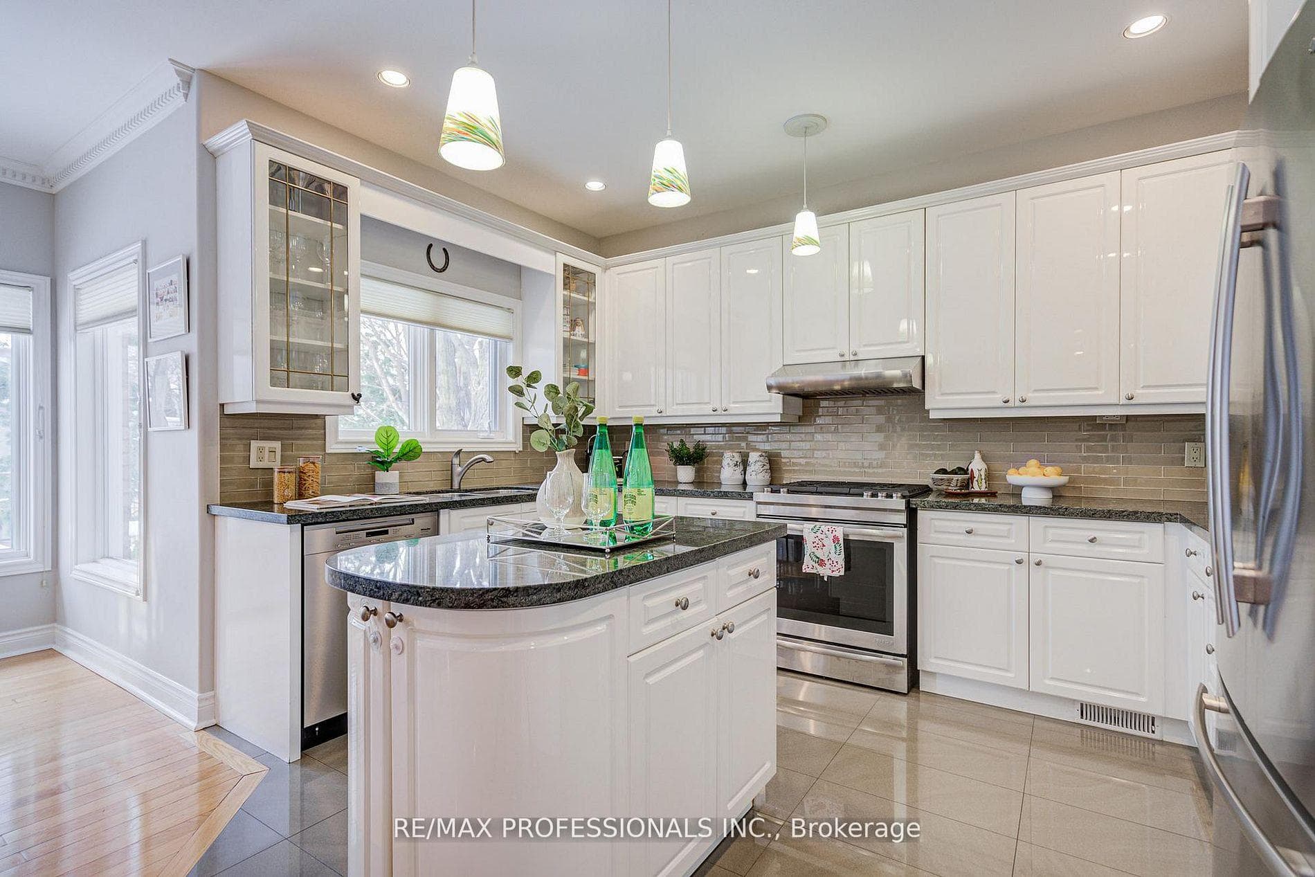 4662 Dundas Street photo 10
