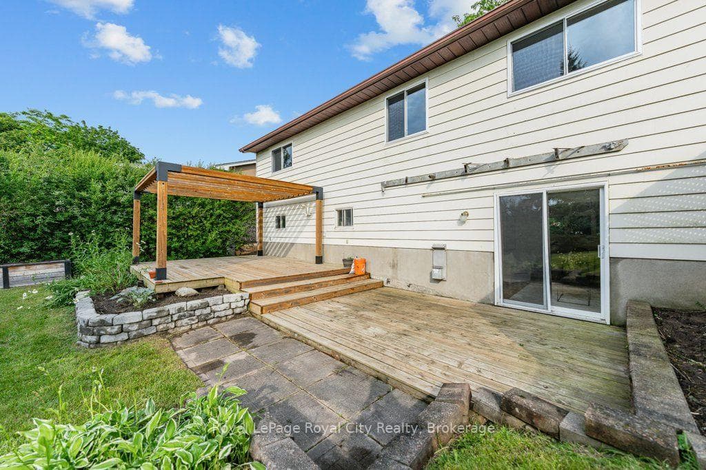 18 Springdale Boulevard photo 37