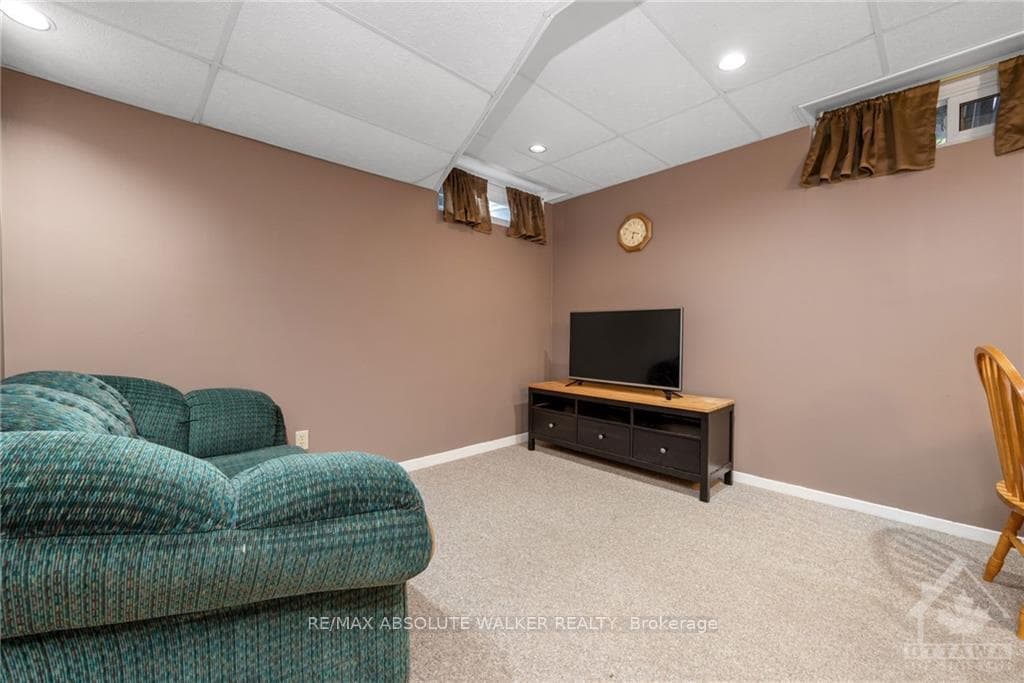 299 FERNLEAF Crescent photo 22
