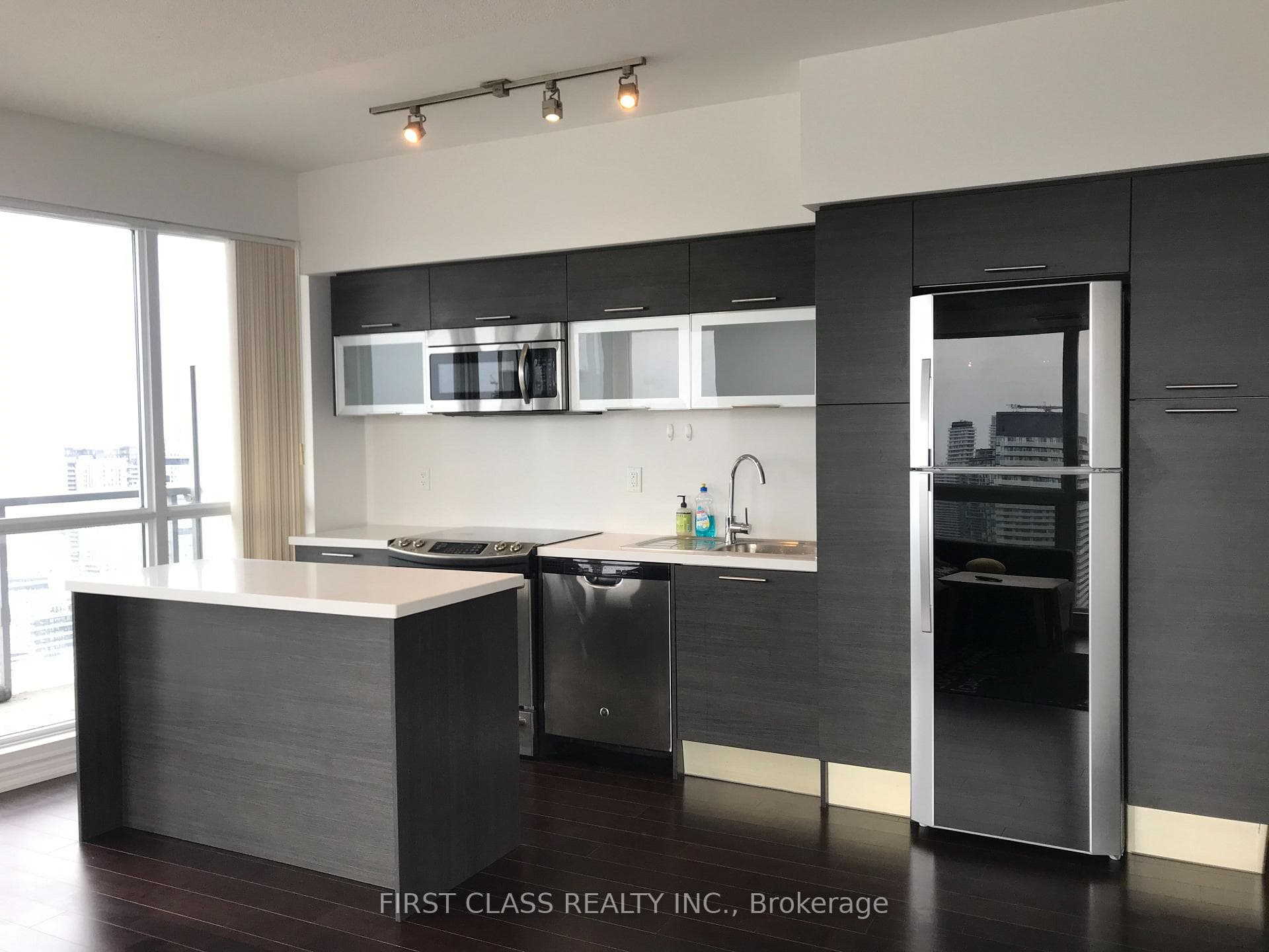 386 Yonge Street Unit 5102 photo 3