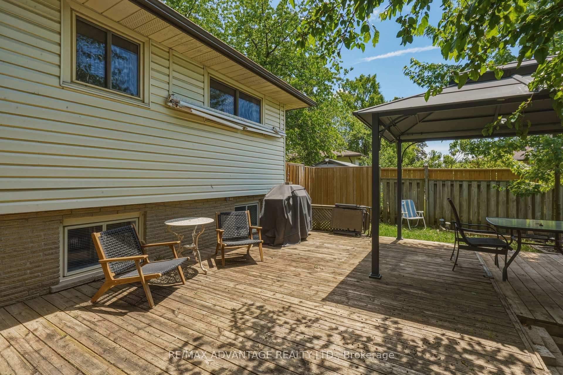120 Champlain Crescent photo 38