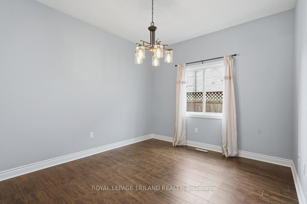 989 Roulston Crescent photo 23