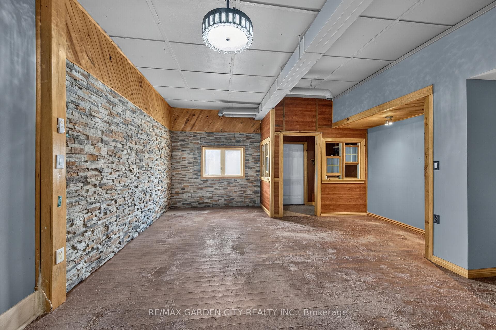 192 Townline Street photo 7